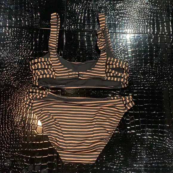 Bikini - Picture 2 of 2